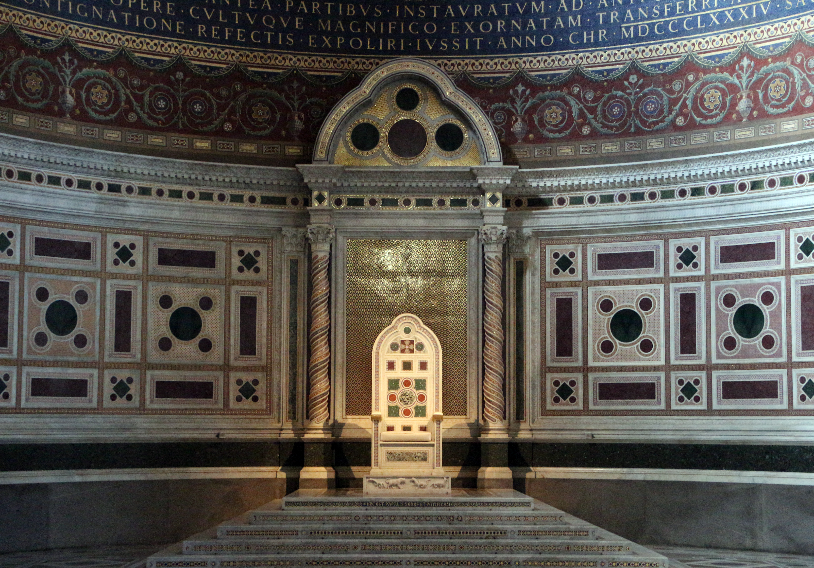 San_giovanni_in_laterano,_interno,_presbiterio_02_cattedra
