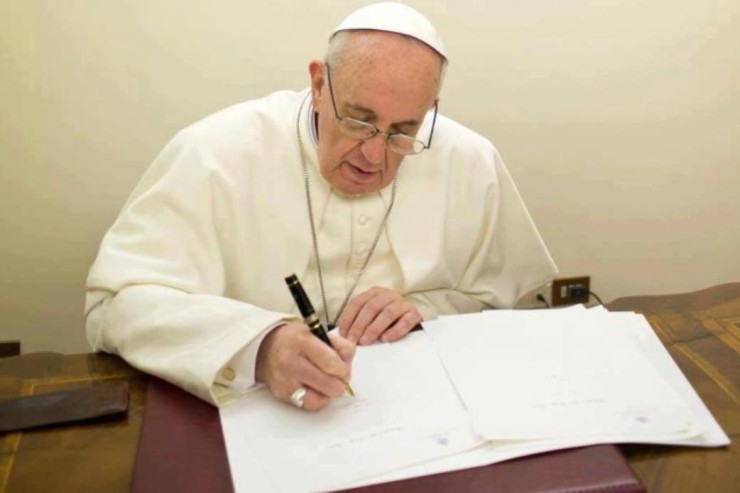 Pope-Francis-writing